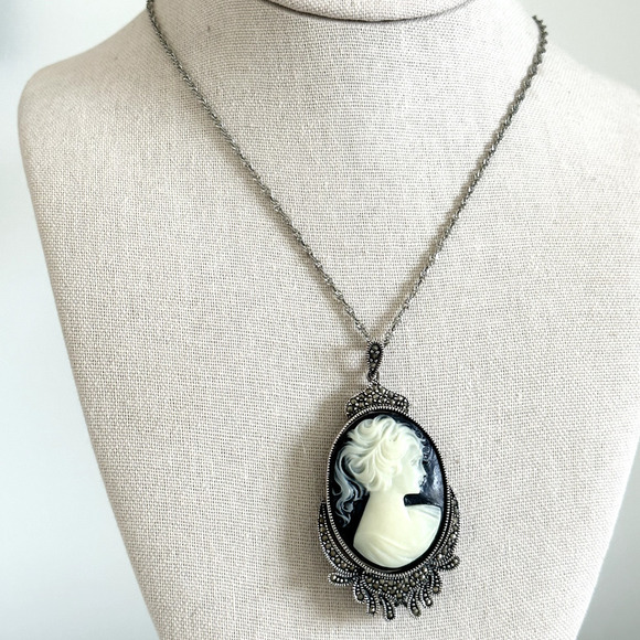 Vintage 925 Sterling Silver Large Resin Cameo Marcasite Pendant Chain Necklace - Picture 1 of 16